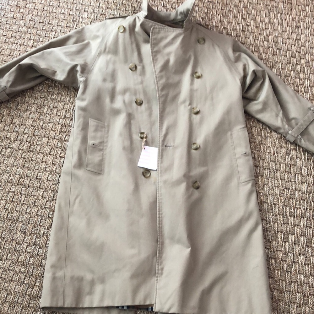 Burberry trench coat with wool lining size 8 short